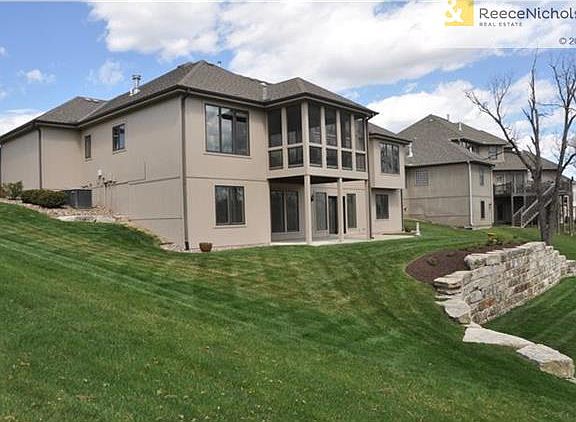 3rd image of 105 NW Morton Dr