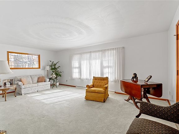 5th image of 563 Crest Dr