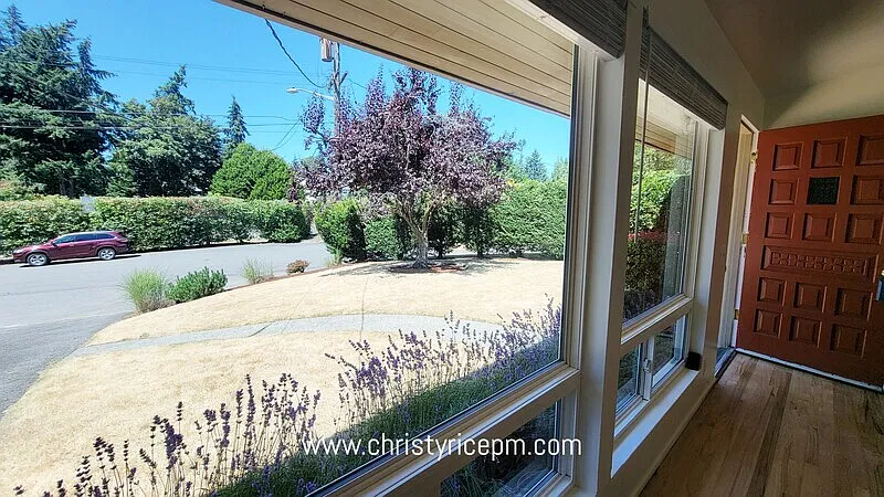 3 bed, 1.0 bath, 1300 sqft, $3,200 — Photo 4