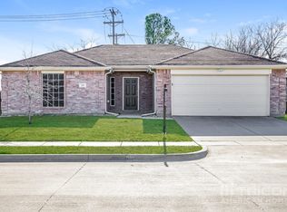 325 Oxford St, Burleson, TX 76028