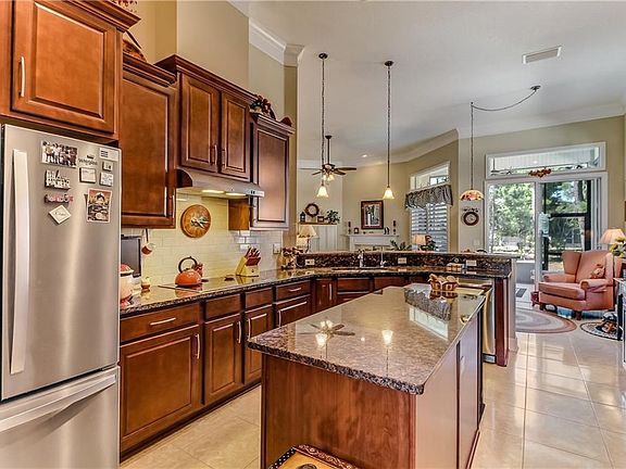 4th image of 557 Spanish Way W
