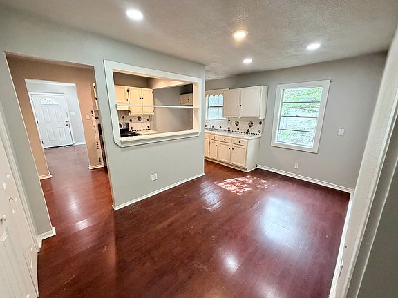 2nd image of 2049 Buffalo St