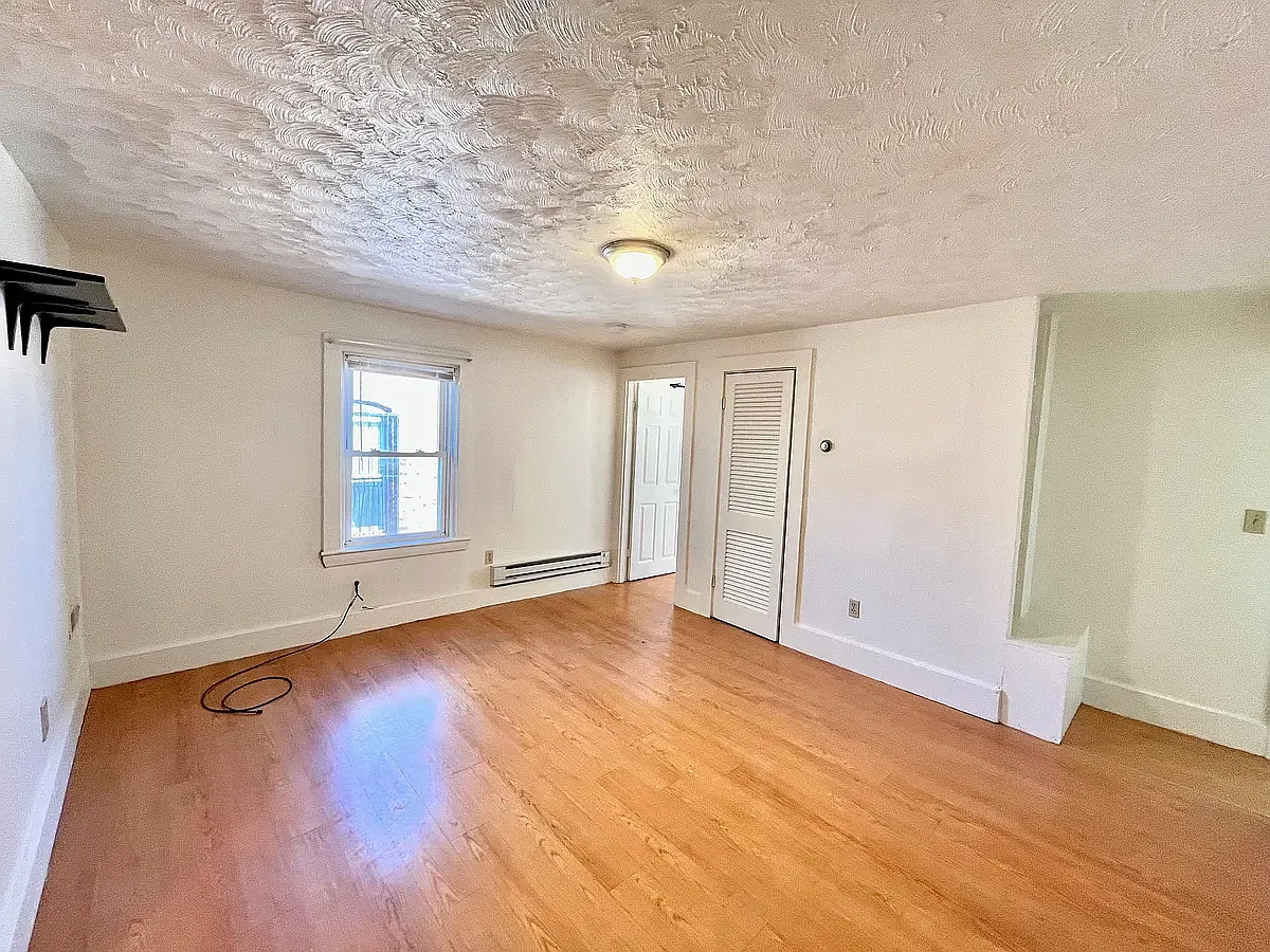 4 bed, 9999 sqft, $3,400 — Photo 2