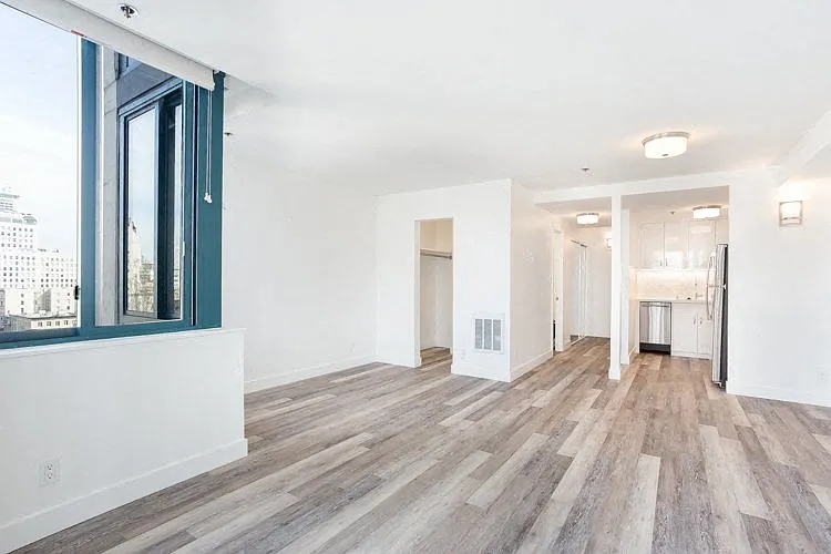 Trinity Towers Apartments — Photo 47