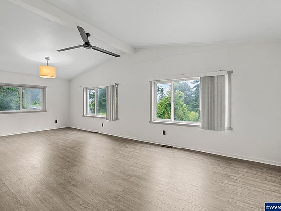 5th image of 916 SE Loren Ln