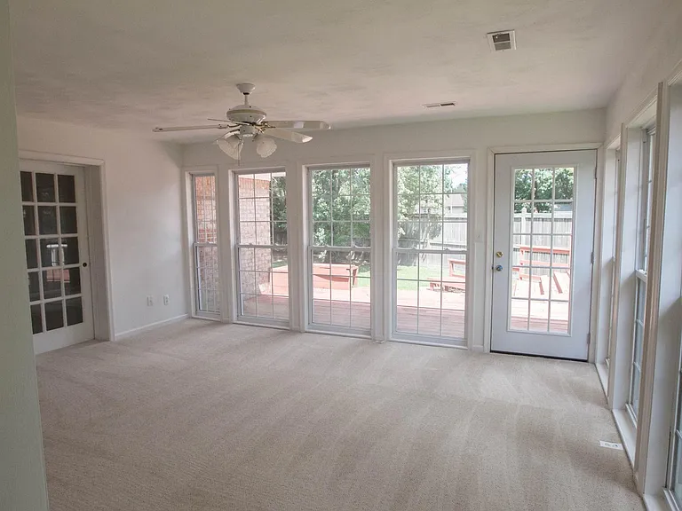 1137 Chatmoss Dr — Photo 2
