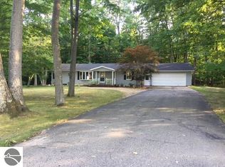 8041 W Ridgeview Dr, Lake City, MI 49651