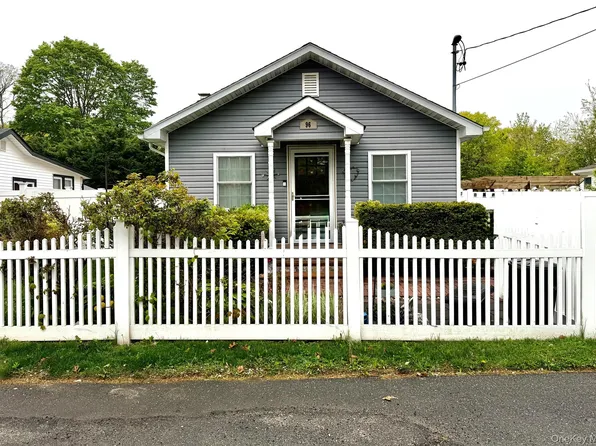 96 Pleasure Avenue, Ronkonkoma, NY 11779