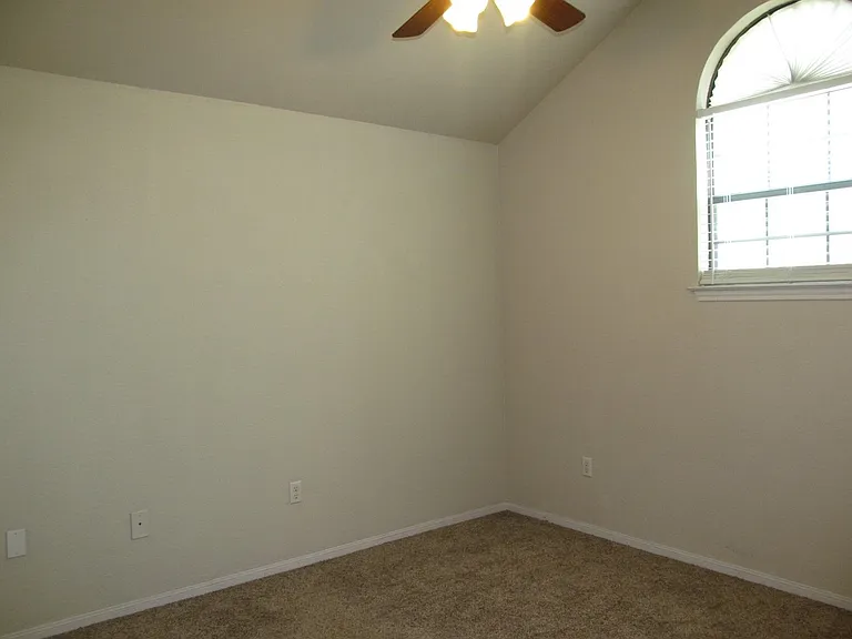 602 Northcliffe Dr — Photo 17