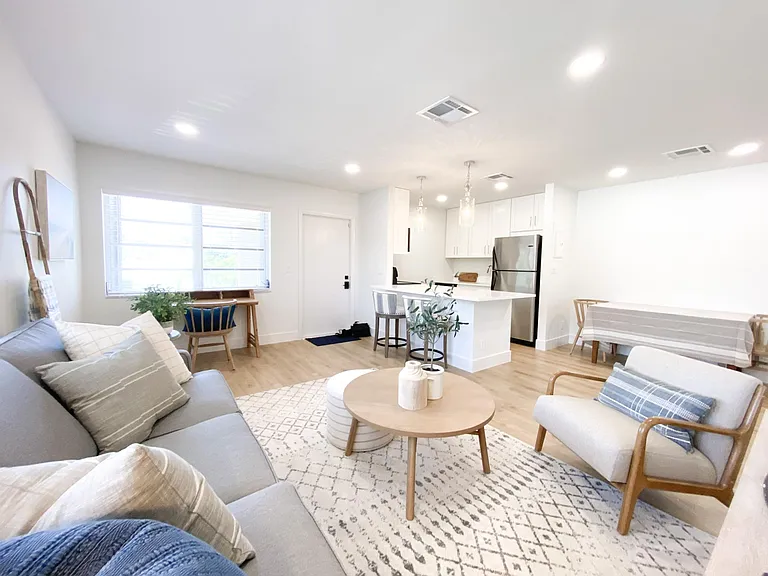 3212 NE 9th St #204 — Photo 12