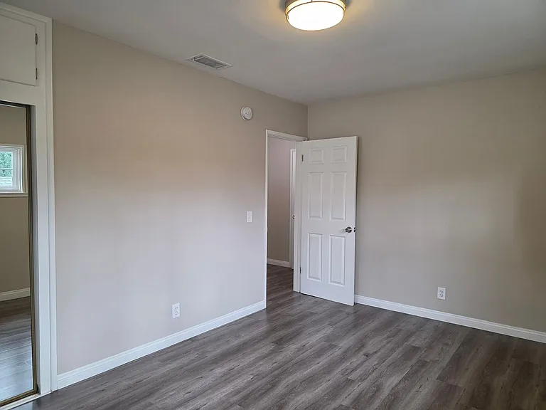 5547 Woodman Ave — Photo 23