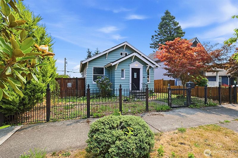 3rd image of 2511 Maple Street