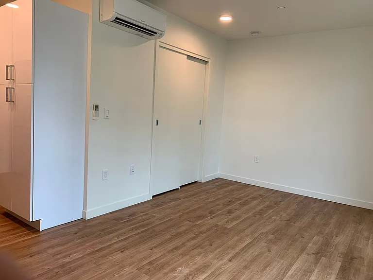 2303 Franklin Ave E — Photo 18