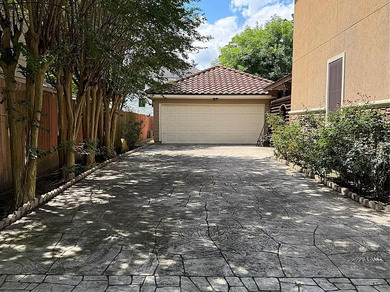 1710 Castlerock Dr — Photo 2