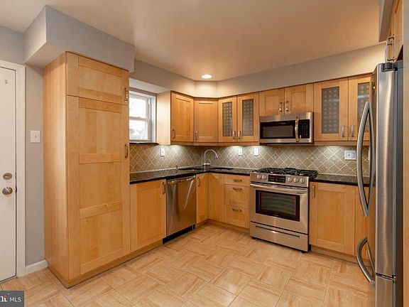 5th image of 417 W George St