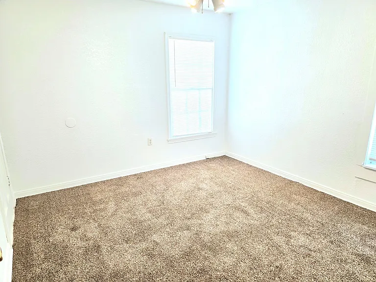 2621 Windsor Ave — Photo 7