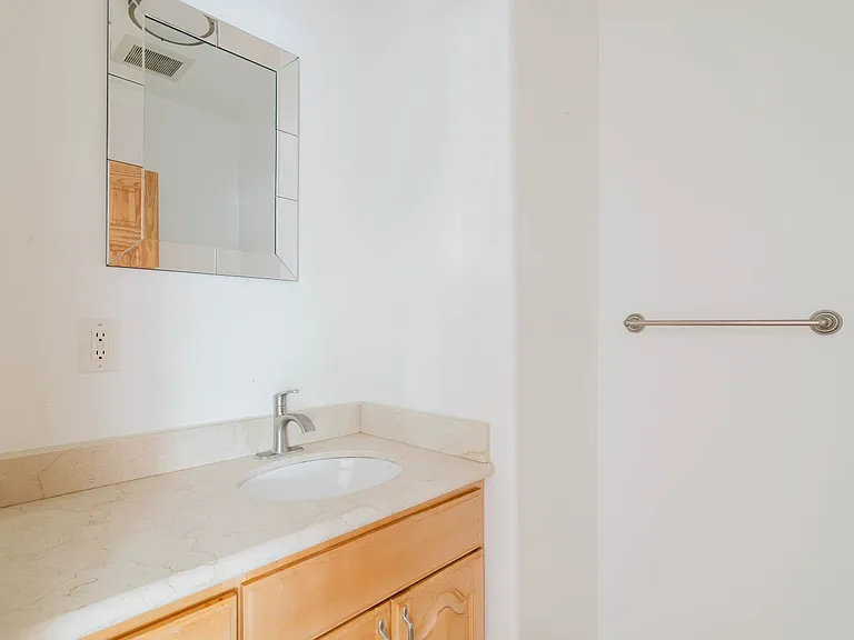 1626 N Alexandria Ave — Photo 23