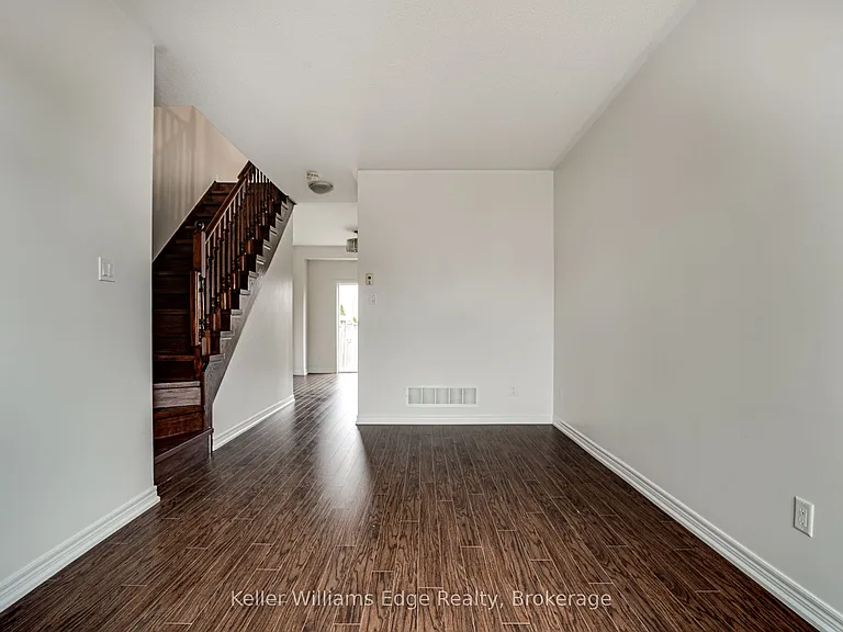 93 Glendarling Cres — Photo 6