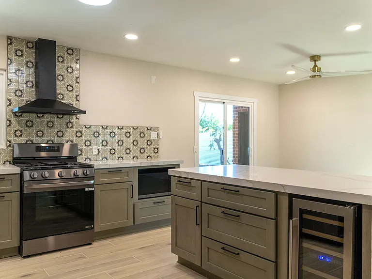 2043 E Oak St — Photo 8