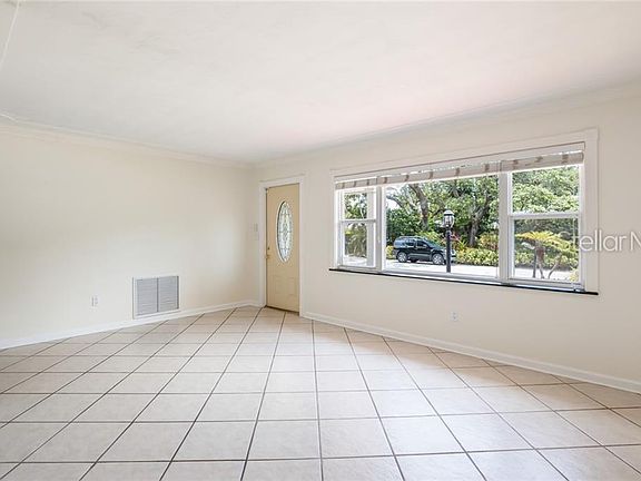 4th image of 2327 Roselawn Cir