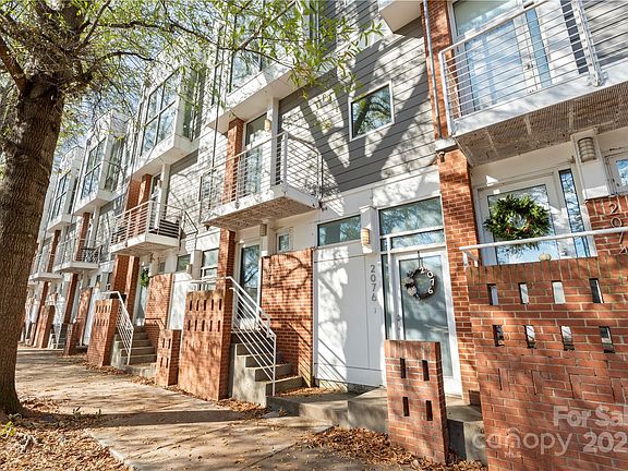 3rd image of 2076 Euclid Ave