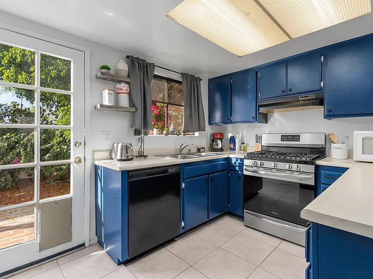 Full kitchen