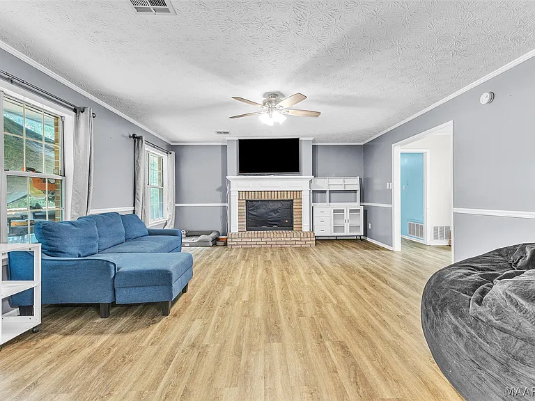 140 Livingston Cir — Photo 12