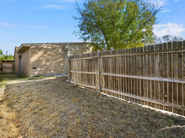 6005 Dooley Dr — Photo 23
