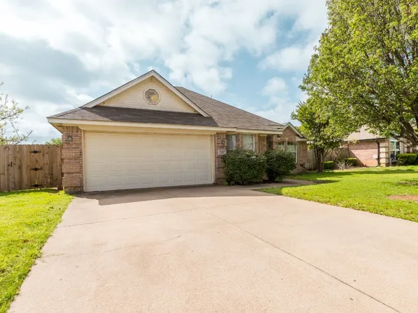 540 Meadowcrest Dr, Burleson, TX 76028