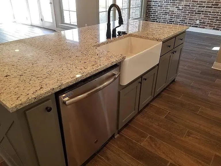 island in kitchen with farmhouse sink