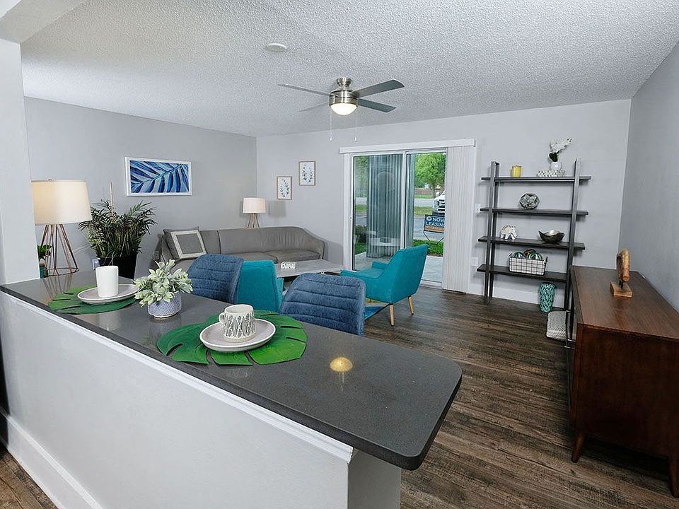 Mandarin Bay Apartments - Living Room
