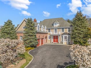 16 Mackay Way, Roslyn, NY