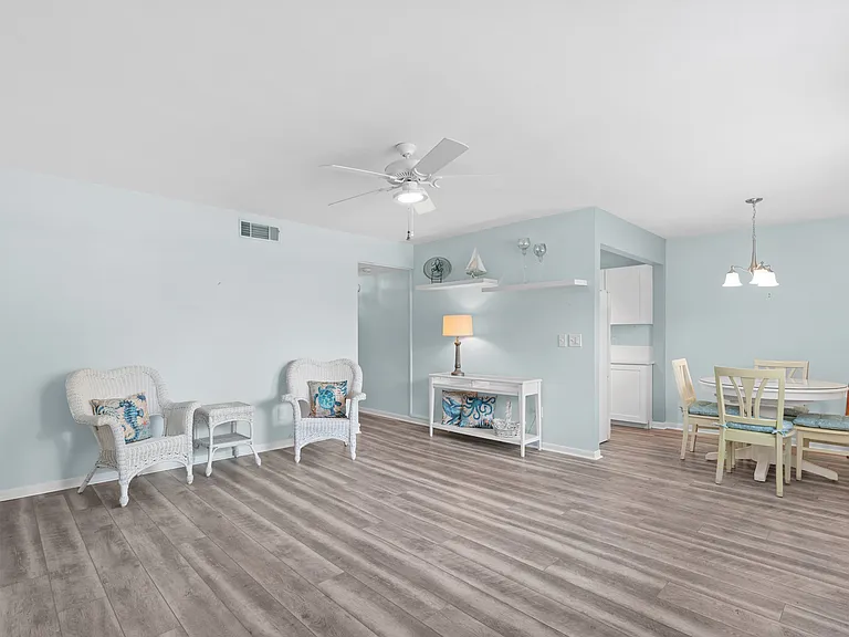 209 NE Lincoln Cir N #109 — Photo 4