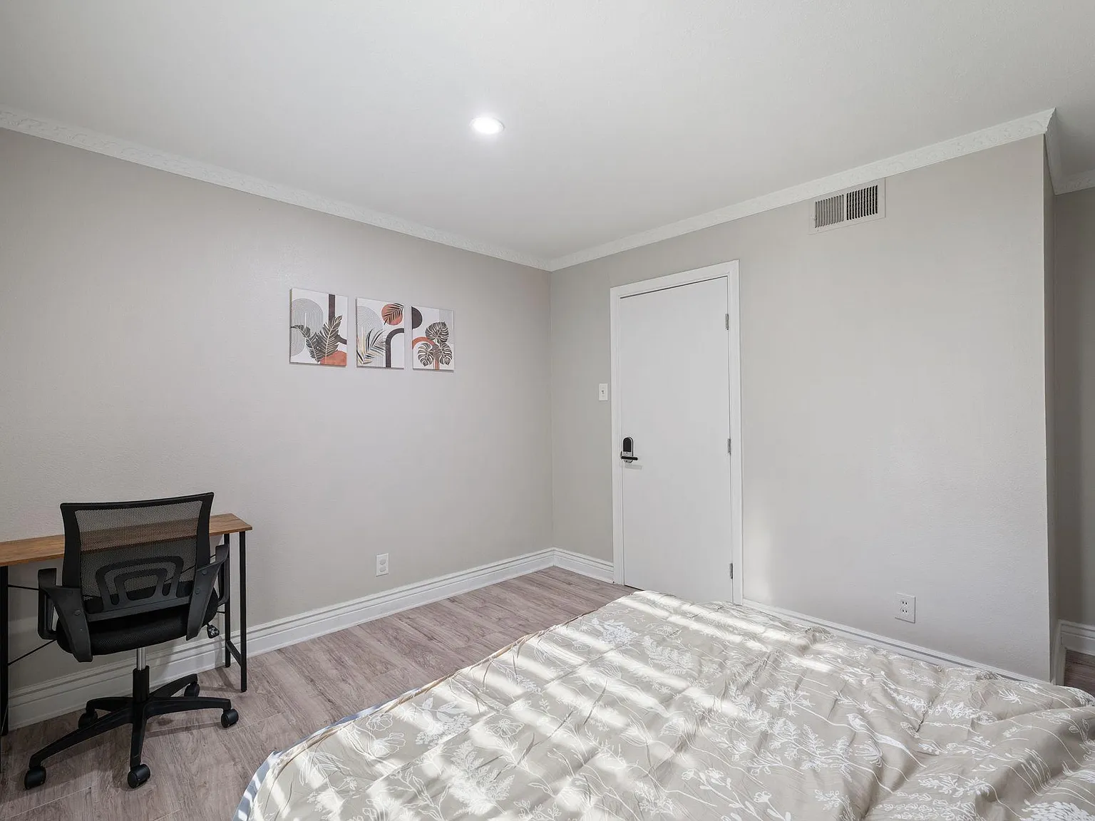 4 bed, 3.0 bath, 3050 sqft, $845 — Photo 2