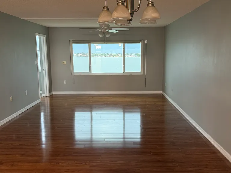 4600 Cove Cir #709 — Photo 12