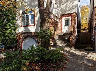1025 Spadina Rd, Toronto, ON M5N 2M7