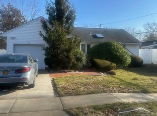 39 Laurel Hill Dr, Valley Stream, NY 11581