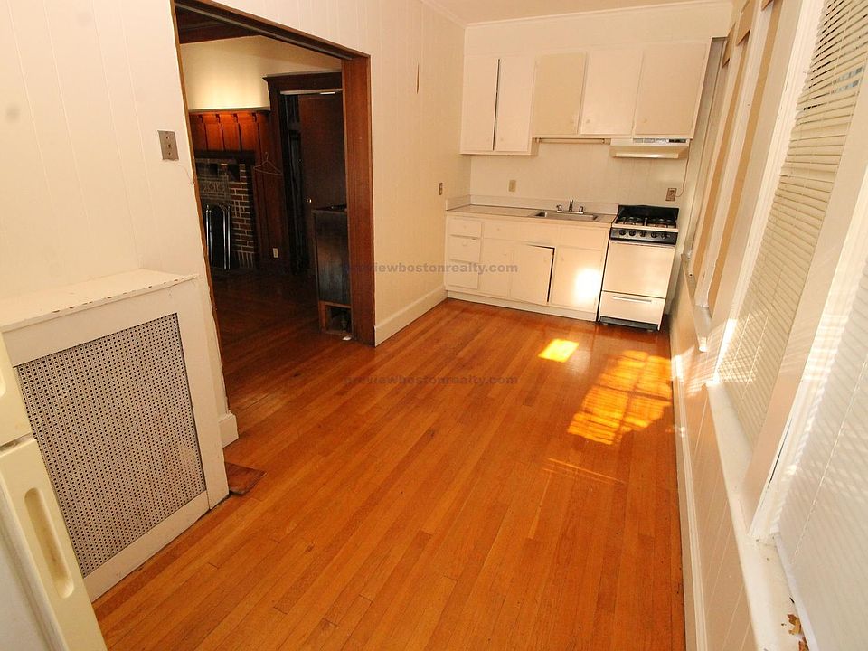 2nd image of 163 Strathmore Rd #L1