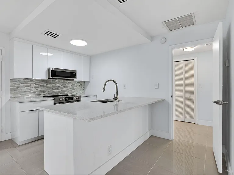 3212 NE 12th St #204 — Photo 7
