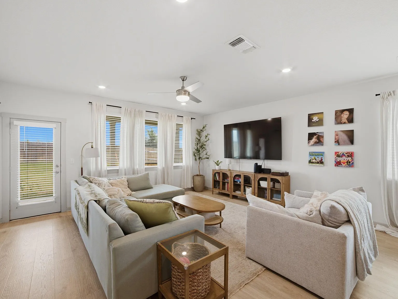 4 bed, 2.0 bath, 2050 sqft, $2,499 — Photo 3