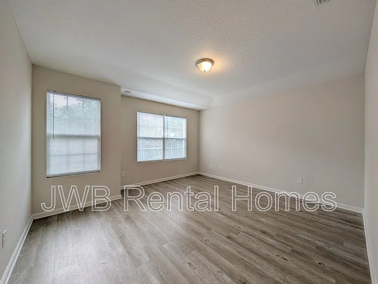 1252 Mull St — Photo 5