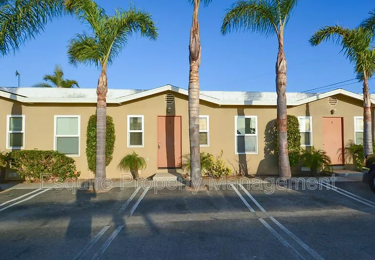 1263 S Oxnard Blvd #3 — Photo 1