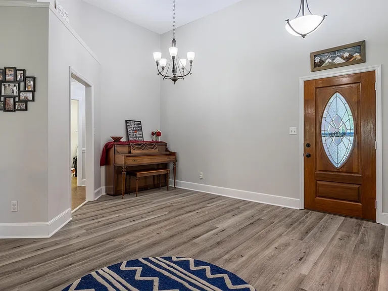 196 Lynwood Ln — Photo 4