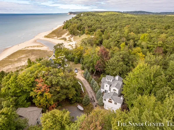 6973 S Lakeshore Dr, Pentwater, MI 49449
