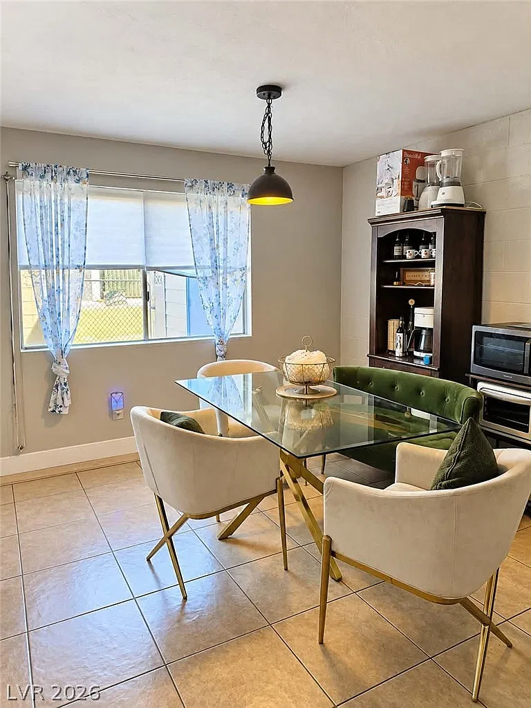 4 bed, 1.5 bath, 1402 sqft, $2,200 — Photo 2