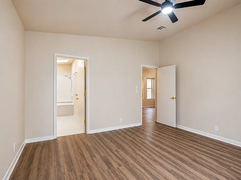 10916 Griffith Park Dr NE — Photo 8