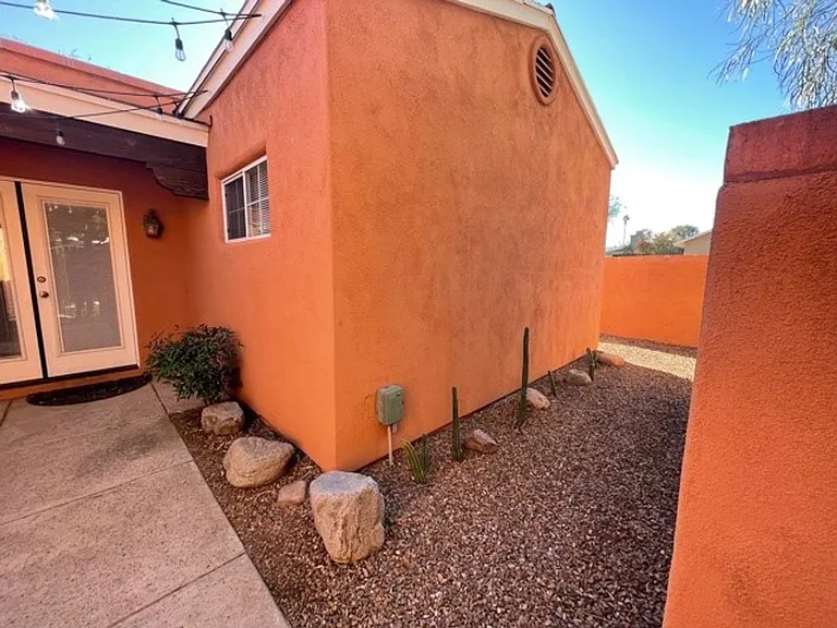 2940 N Adelaide Farms Pl — Photo 3