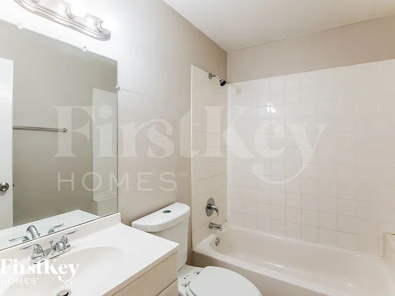 3427 NW 37th St — Photo 11