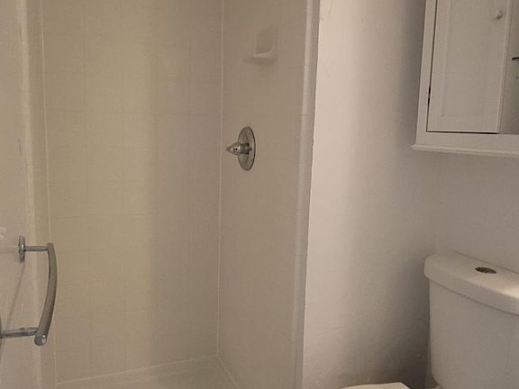 5th image of 407 Twin Oaks Ct