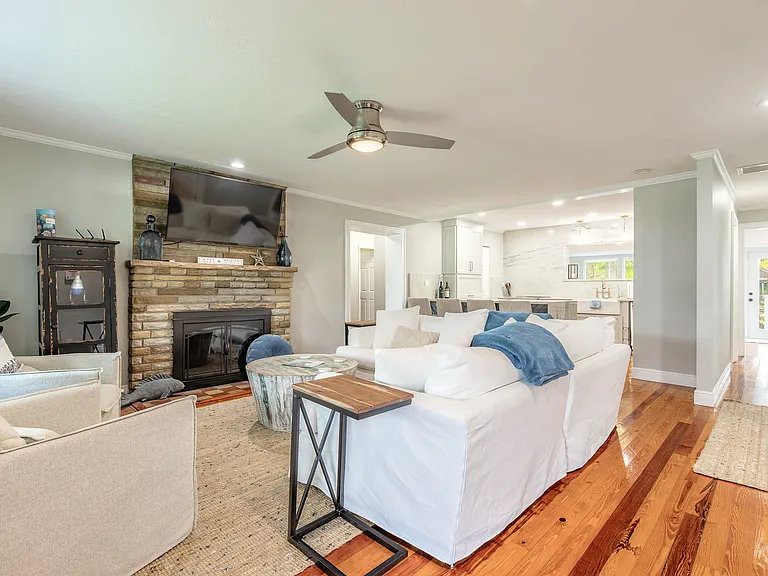 63 E Bayshore Dr — Photo 3